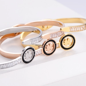 Drei-Farben Kleeblatt-Armbänder in Gold, Silber und Roségold mit funkelnden Kristallen