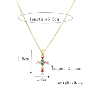 Vue détaillée du pendentif croix en cœur avec zircon coloré et mesures de taille