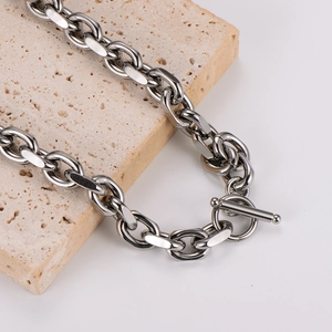 Collier en acier inoxydable avec fermoir OT sur pierre et maillons ovales