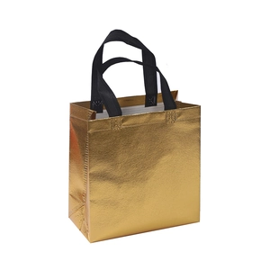 Borsa tote dorata in TNT laser con manici neri su sfondo bianco lucido