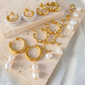 Collezione di orecchini placcati in oro 18K con perle barocche e accenti di cristallo.