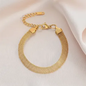 Elegante bracciale largo in maglia intrecciata dorata in acciaio inox con targhetta K18