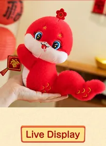 Vista detallada del peluche de la serpiente roja del zodíaco chino para el año 2025