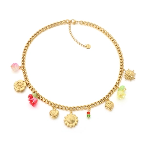 Collier en acier inoxydable de style français avec fleurs colorées en émail et fruits.