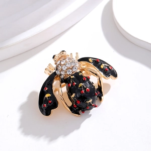 Vue macro d'une broche scarabée en émail noir avec des cristaux étincelants