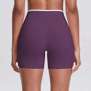 Détail du short de yoga violet à taille haute avec bordure blanche et couture en V au dos