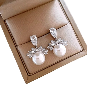 Boucles d'oreilles pendantes en perles argentées et zircons dans un coffret de luxe
