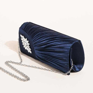 Detailansicht der dunkelblauen Abendtasche aus Satin mit Plissees und Strass-Verzierung