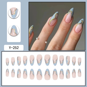 Faux ongles amande avec lignes dorées et blocs de couleurs mat bleu et rose