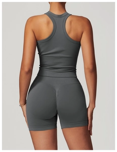 Détail du débardeur racerback et du short de yoga froncé en maille gris anthracite sans couture