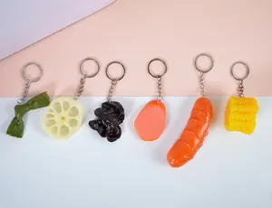 Detailopname van realistische groentehangers van hars met lotuswortel en wortel