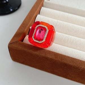 Bague vintage en résine avec pierre rectangulaire rouge et bordure en strass blancs