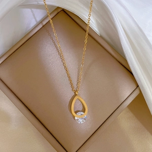Collana minimalista in acciaio al titanio dorato con pendente in zircone a goccia lucida