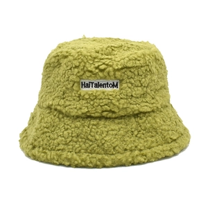 Détail de la broderie HaiTalentoM sur un chapeau bob en laine d'agneau vert d'hiver