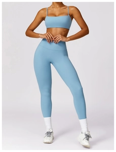 Detail von hellblauem Sport-BH mit dünnen Trägern und High-Waist Yoga-Leggings