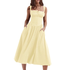 Détail de la robe sans manches jaune clair avec col carré et boutons sur le devant