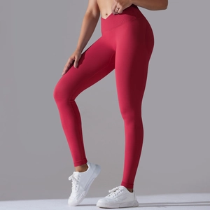 Dettaglio dei pantaloni da yoga senza cuciture con vita a V incrociata in rosso scuro