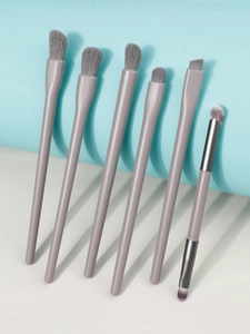 Détail d'un ensemble de 6 pinceaux à paupières avec manches mats et poils synthétiques gris