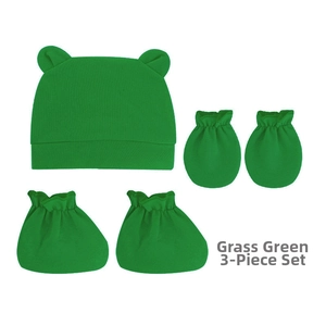 Détail d'un ensemble 3 pièces vert pour nouveau-né avec bonnet, moufles et chaussons