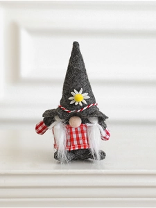 Détail d'un gnome de Noël artisanal avec vêtements à carreaux rouges et un chapeau gris