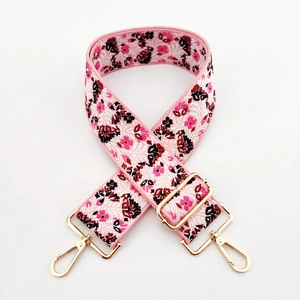 Détail de broderie sur bandoulière large rose réglable au style ethnique jacquard