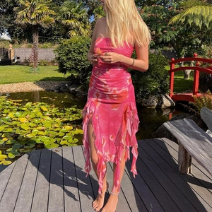 Robe bustier en mousseline rose avec imprimé abstrait et ourlet volanté pour les vacances