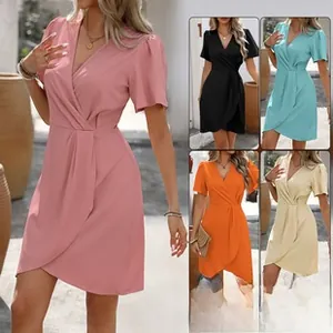 Détails de l'élégante robe portefeuille à col en V avec taille nouée et zip caché