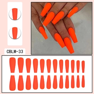 Unghie finte lunghe a bara arancione neon opaco, set da 24 pezzi con guida alle taglie