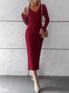 Robe en maille bordeaux élégante à manches longues, col en V et coupe ajustée chic