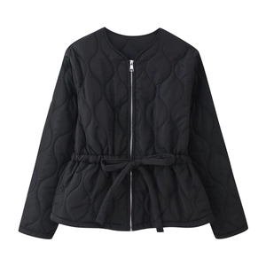 Veste matelassée noire pour femme avec col rond et ceinture décorative à la taille
