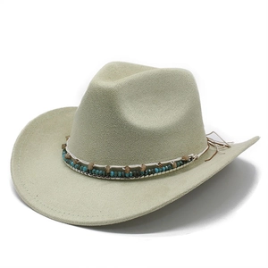 Détail du chapeau de cowboy en daim bohème avec bande perlée turquoise et bord courbé