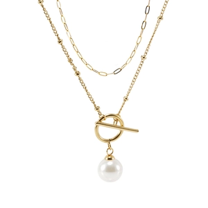 Détail d'un collier double épaisseur doré 18K avec fermoir OT et perle ronde