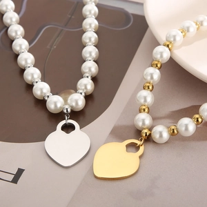 Detail von Gold- und Silber-Perlenketten mit Herzanhängern auf einem Modemagazin
