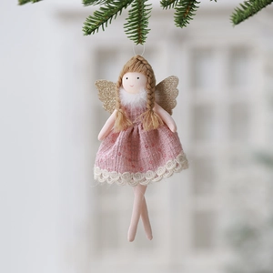 Angelo decorativo in tessuto rosa con ali dorate appeso a un ramo di albero di Natale