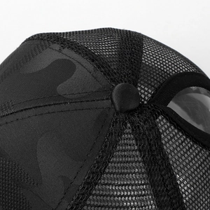 Primo piano del motivo mimetico nero e del tessuto a rete traspirante del cappello
