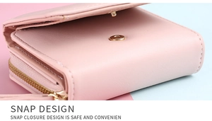 Detailansicht der rosa PU-Ledergeldbörse mit goldenem Druckknopf und feinen Nähten