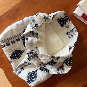 Détail du sac cabas brodé en coton et lin bohème avec fermeture magnétique sur bois