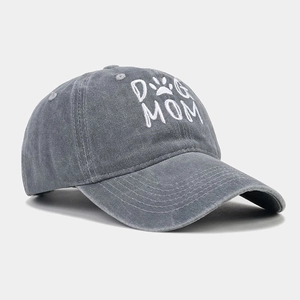 Détail de la casquette de baseball en coton gris délavé avec broderie Dog Mom