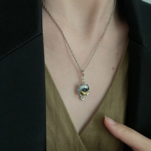 Cute Cat Eating Fish Pendant Necklace Copper Silver Tone Niche Design Creative Animal Jewelry For Women Girls