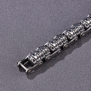 Detail eines Vintage Silber Totenkopf Biker Armbands mit gravierter Stahlstruktur