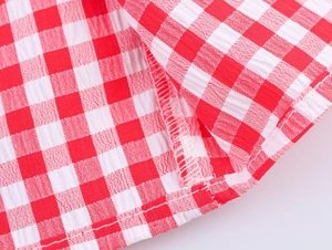 Detaillierte Nahaufnahme von rot-weißem Gingham-Stoff mit hochwertiger Saumnaht
