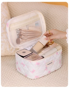 Borsa cosmetica in cotone trapuntato con fiocchi rosa e ampia capacità di contenimento