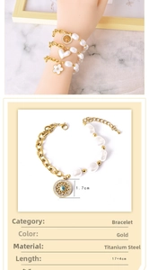 Détail d'un bracelet en acier titane doré avec perles et breloques arbre de vie, 17+4cm