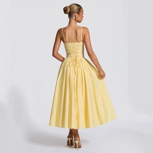 Robe longue évasée jaune avec laçage style corset au dos et jupe plissée élégante