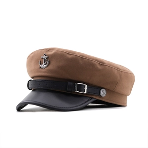 Casquette gavroche vintage marron avec bordure en cuir noir et emblème d'ancre argenté