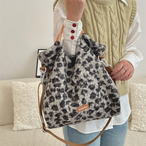 Détail du sac fourre-tout en peluche léopard avec bandoulière et écusson en cuir