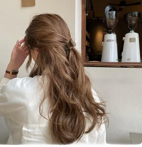 Molla per capelli opaca marrone per un elegante look a coda di cavallo alta