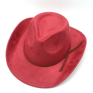Détail du chapeau de cowboy rouge foncé en suédine avec cordon marron et bord incurvé