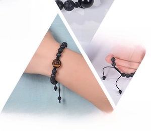 Dettaglio del bracciale intrecciato regolabile in pietra lavica e occhio di tigre