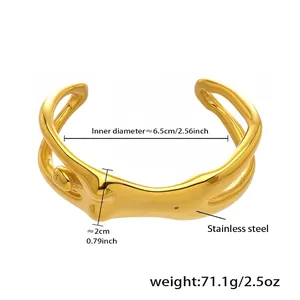 Dettaglio delle dimensioni del bracciale rigido a onde dorato in acciaio inossidabile